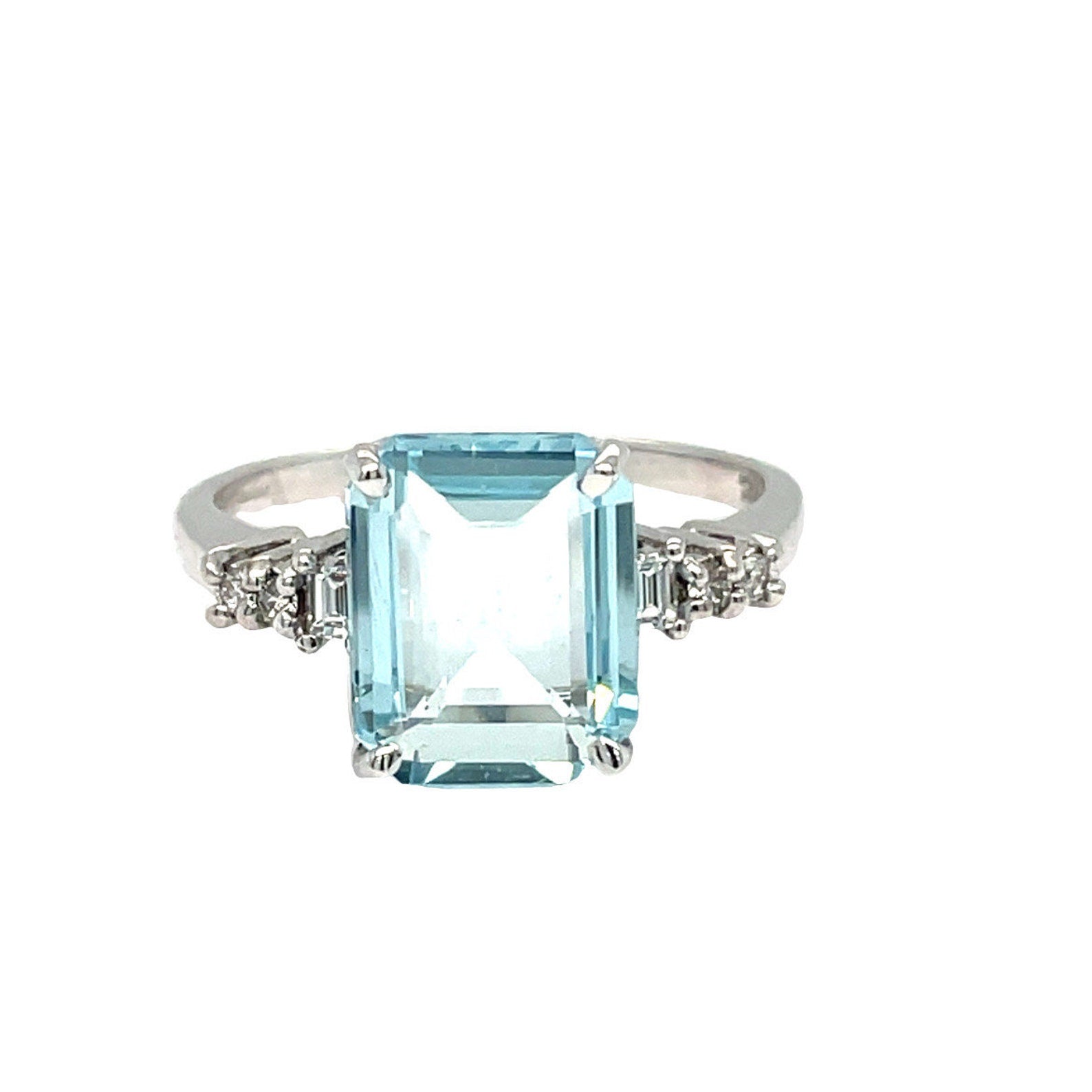 Modern Aquamarine and Diamond Ring